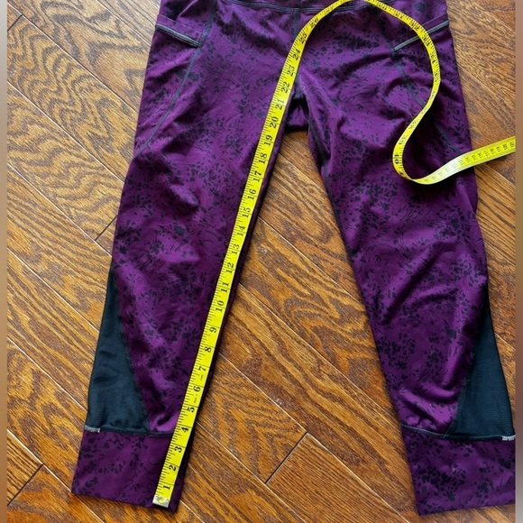 Athleta capris length women’s leggings size medium. Purple with black pattern. - Picture 4 of 10